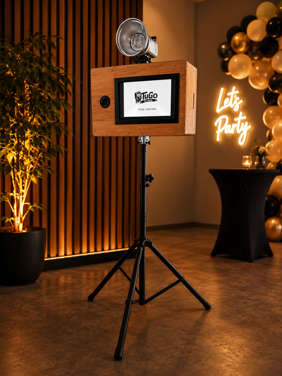 TuGo Premium Fotobox aus Holz auf elegantem Event